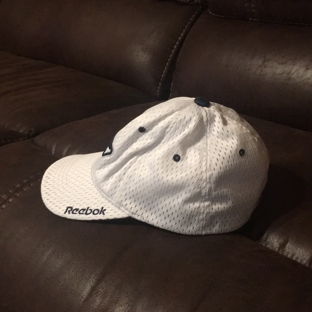 Beautiful Reebok Mesh fitted hat - Picture 2 of 3